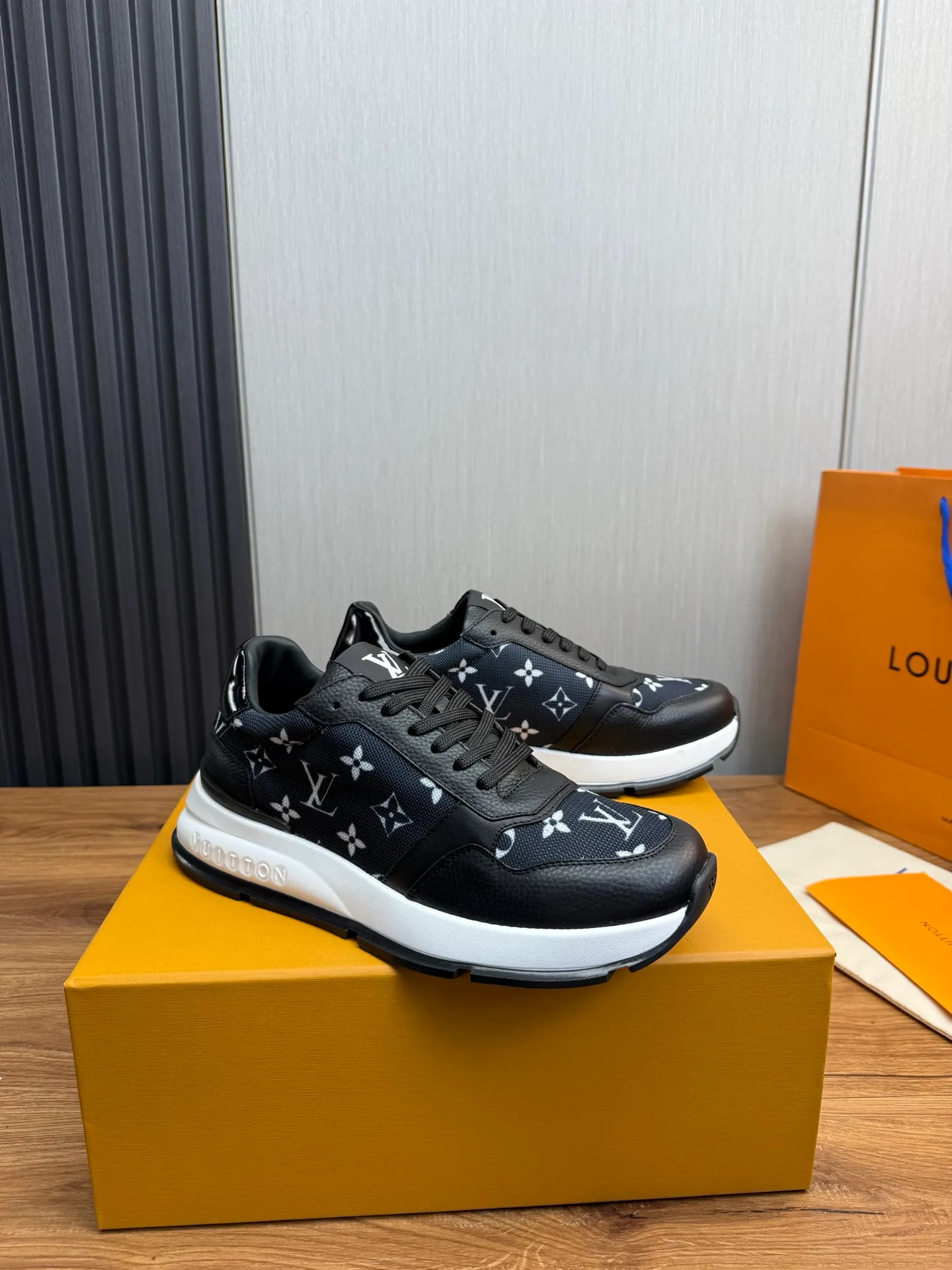 Men's shoes 💰800💰 LOUIS VUITTON [Luden Yiwei] Brand new trendy Lv is on the market 🎁, casual and fashionable men's shoes 👟Original 1:1 shipment✅ The upper is made of imported brand leather + cowhide lining, the original wear-resistant rubber outsole, the version is simple and elegant, exclusive for trendy men. 38-44 (customized at 38.45)